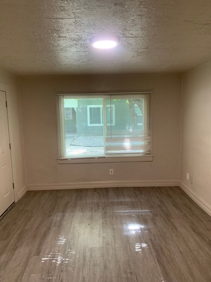 614 E St #3 - Photo 3 of 7