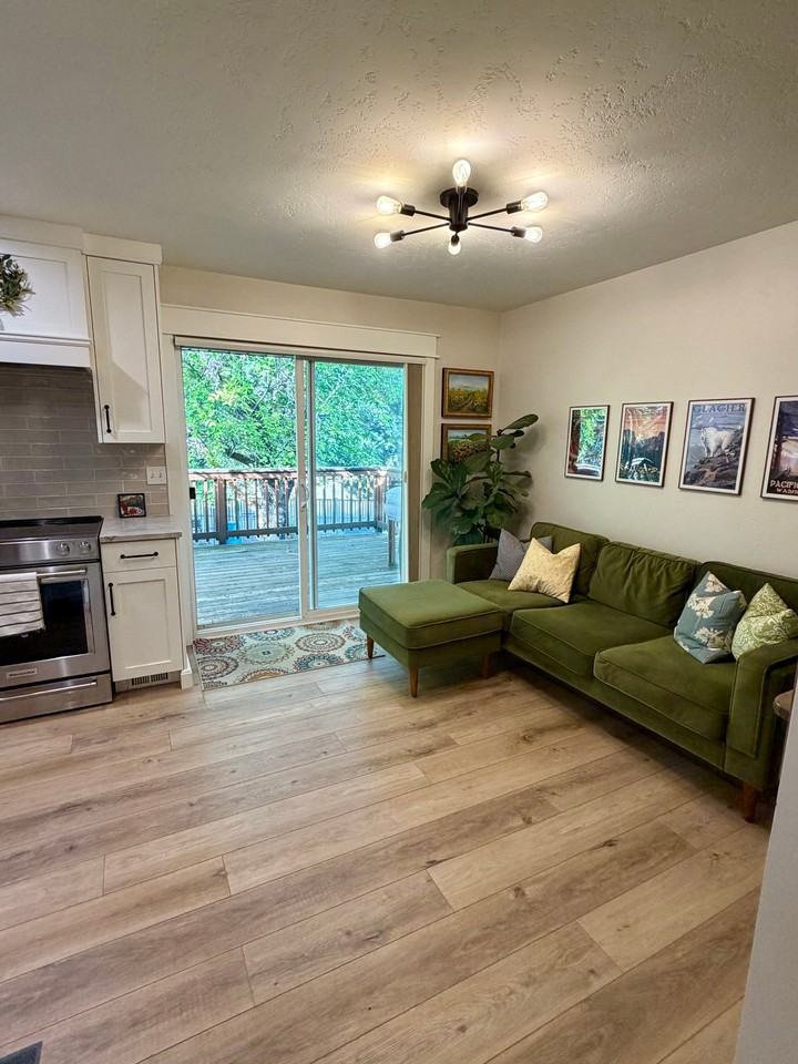 688 Crestview Dr - Photo 5 of 19
