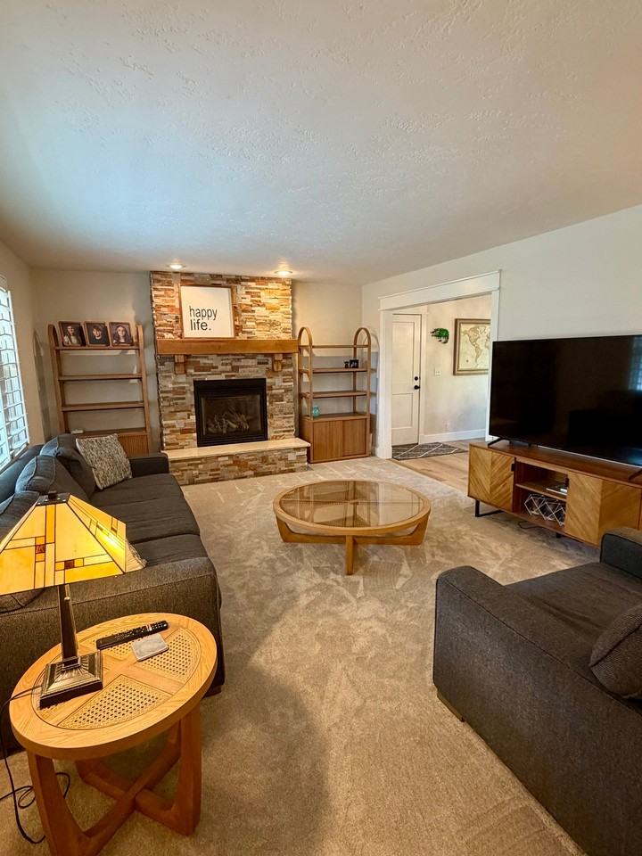 688 Crestview Dr - Photo 6 of 19