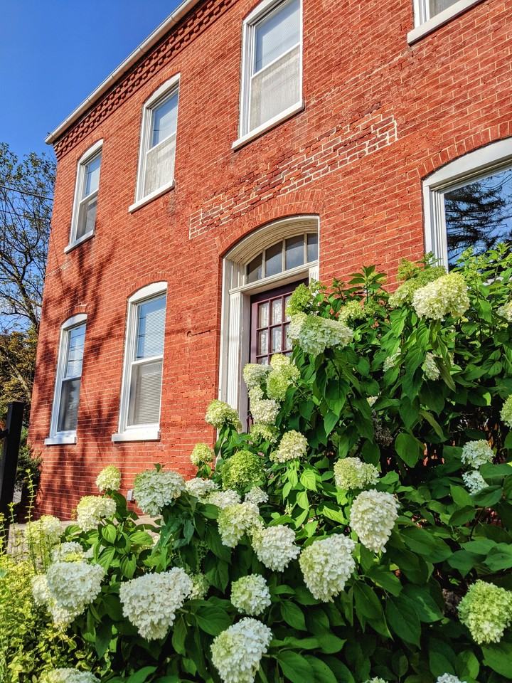 136 N George St - Photo 2 of 9