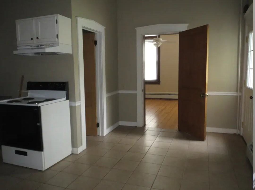 136 N George St - Photo 4 of 9