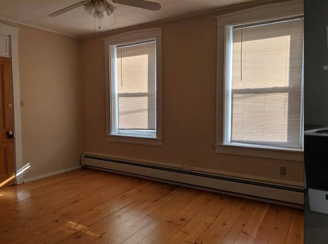 136 N George St - Photo 5 of 9