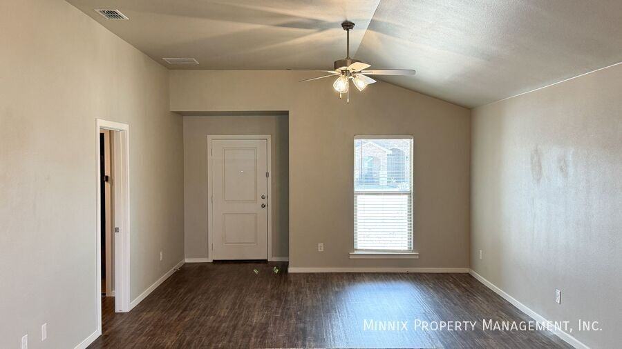 2033 Kenwood Ave - Photo 4 of 23