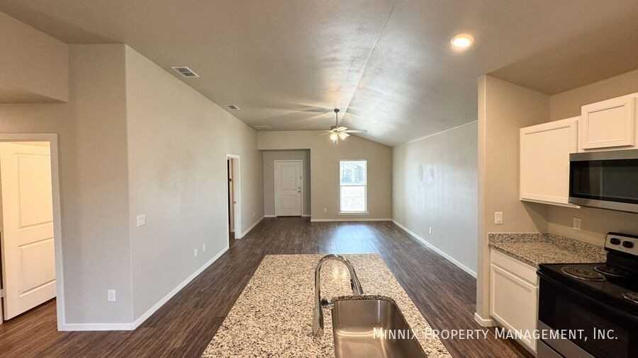 2033 Kenwood Ave - Photo 5 of 23