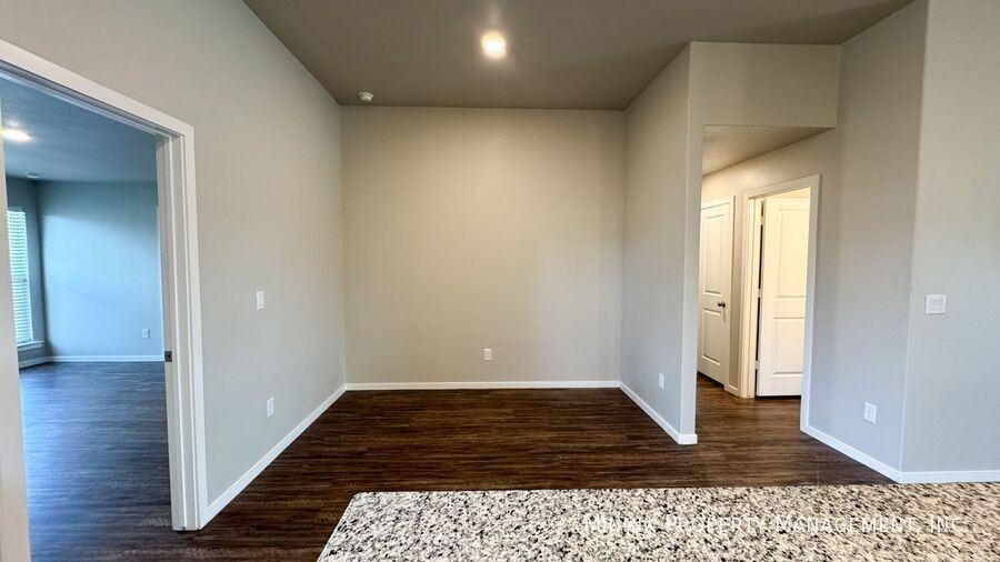 2033 Kenwood Ave - Photo 6 of 23