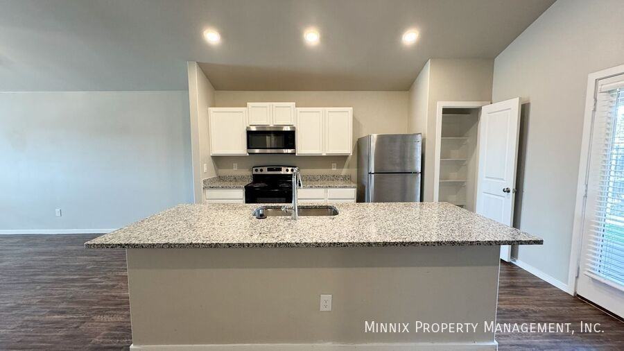 2033 Kenwood Ave - Photo 7 of 23