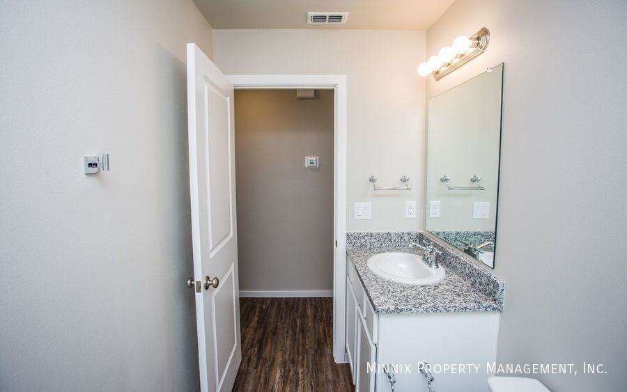 2113 N Avenue L - Photo 5 of 35