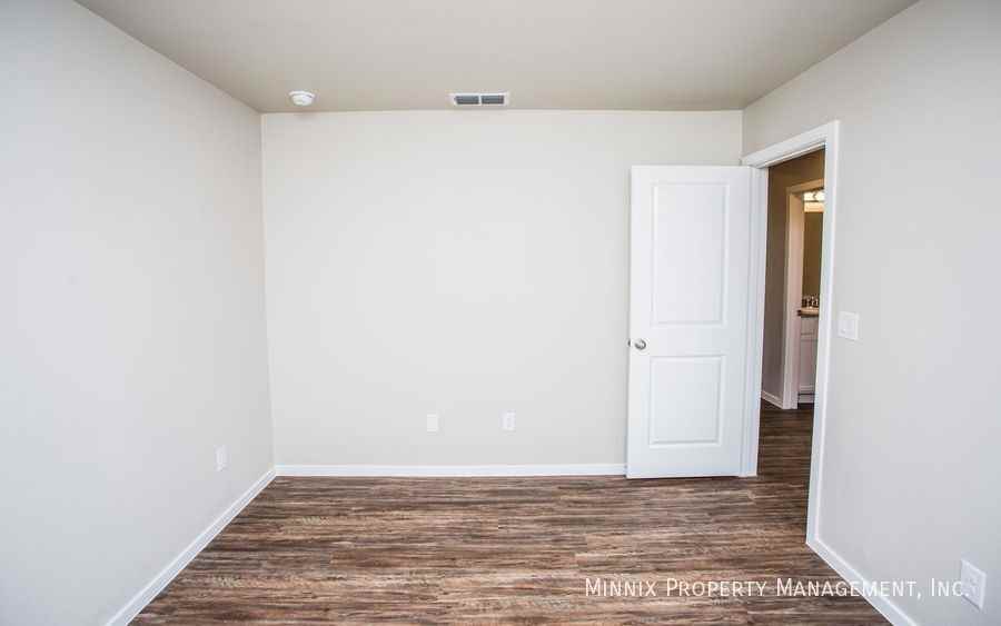 2113 N Avenue L - Photo 7 of 35