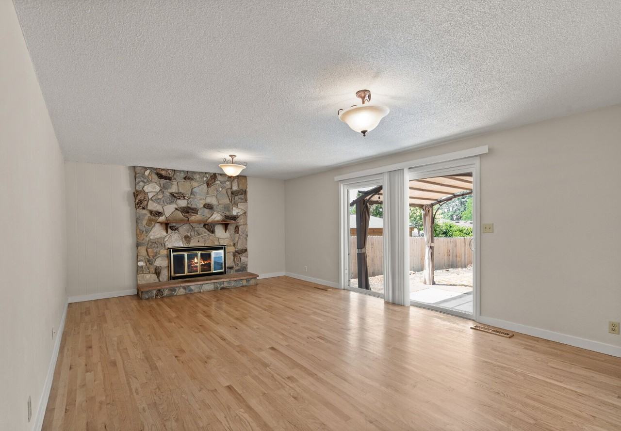 2041 Hybiscus St - Photo 3 of 19