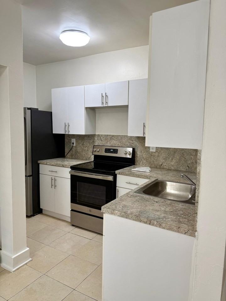 215 Calabria Ave #6 - Photo 4 of 10