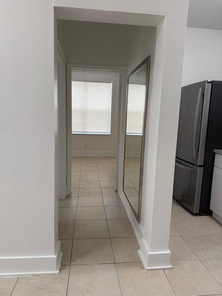 215 Calabria Ave #6 - Photo 5 of 10