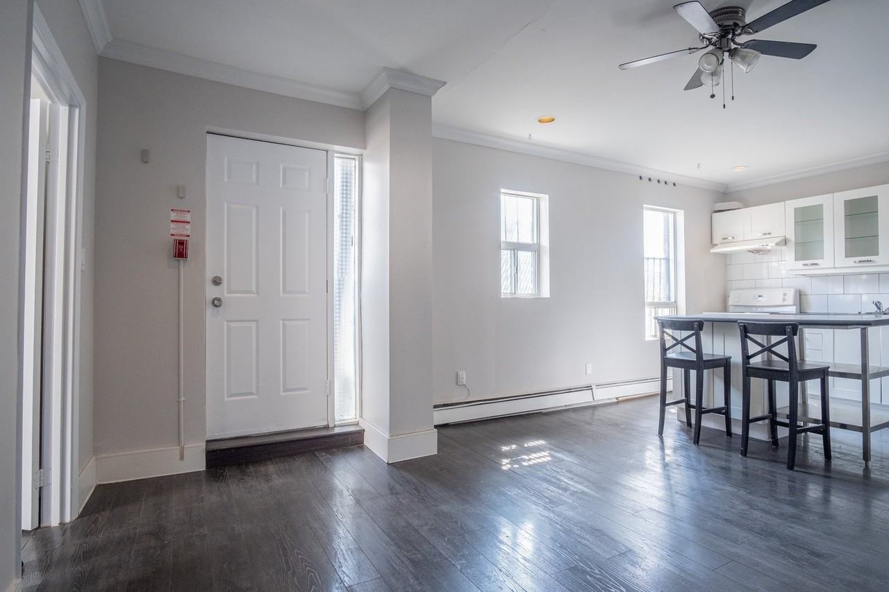636 Danforth Ave - Photo 2 of 7