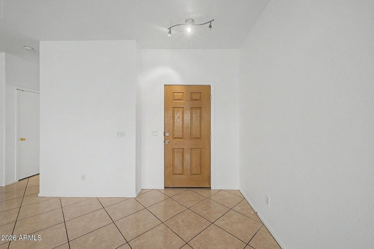 7027 W Lincoln St - Photo 2 of 29