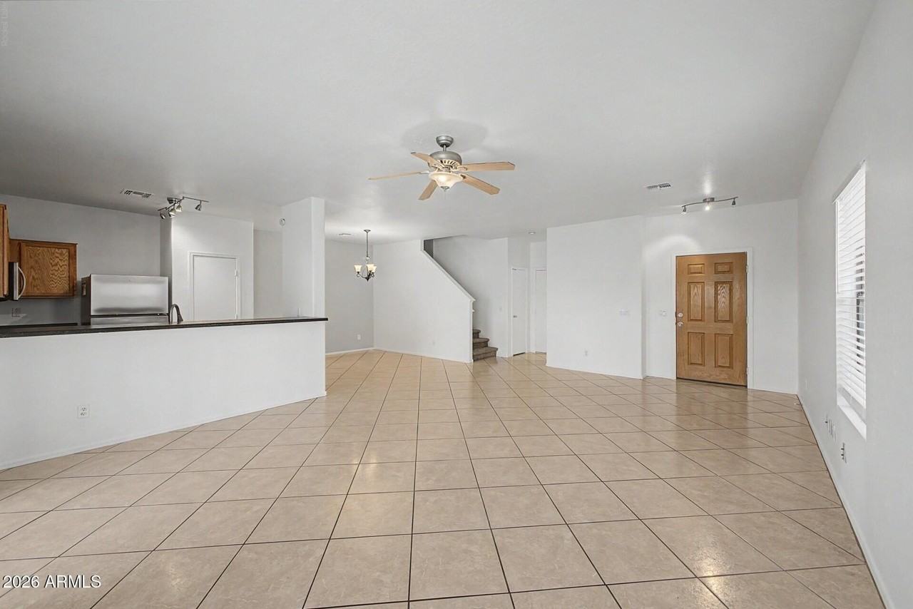 7027 W Lincoln St - Photo 4 of 29