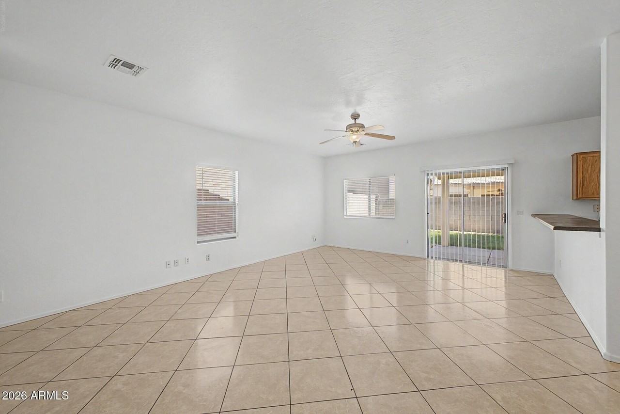 7027 W Lincoln St - Photo 5 of 29