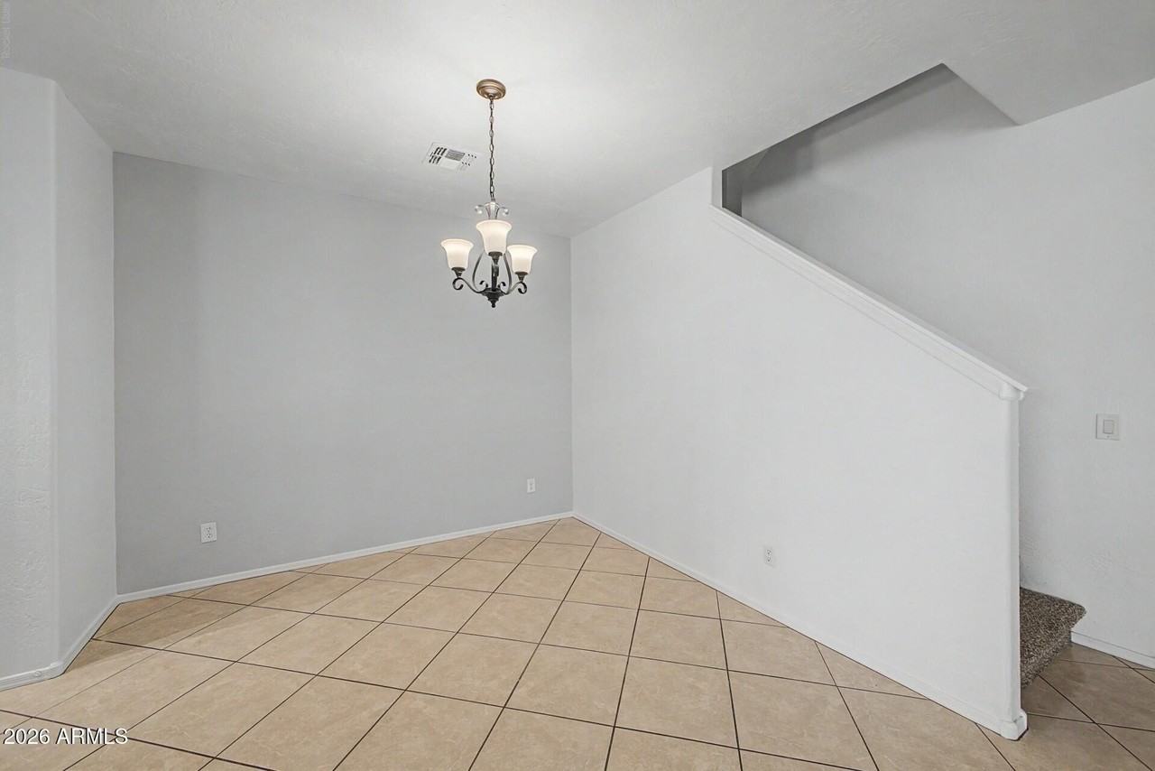 7027 W Lincoln St - Photo 6 of 29