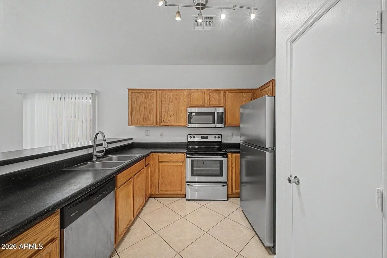 7027 W Lincoln St - Photo 7 of 29