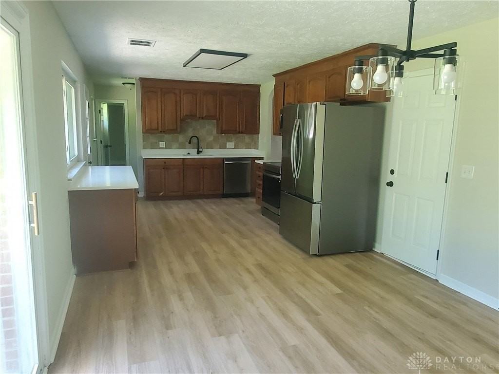 3833 Pobst Dr - Photo 7 of 9