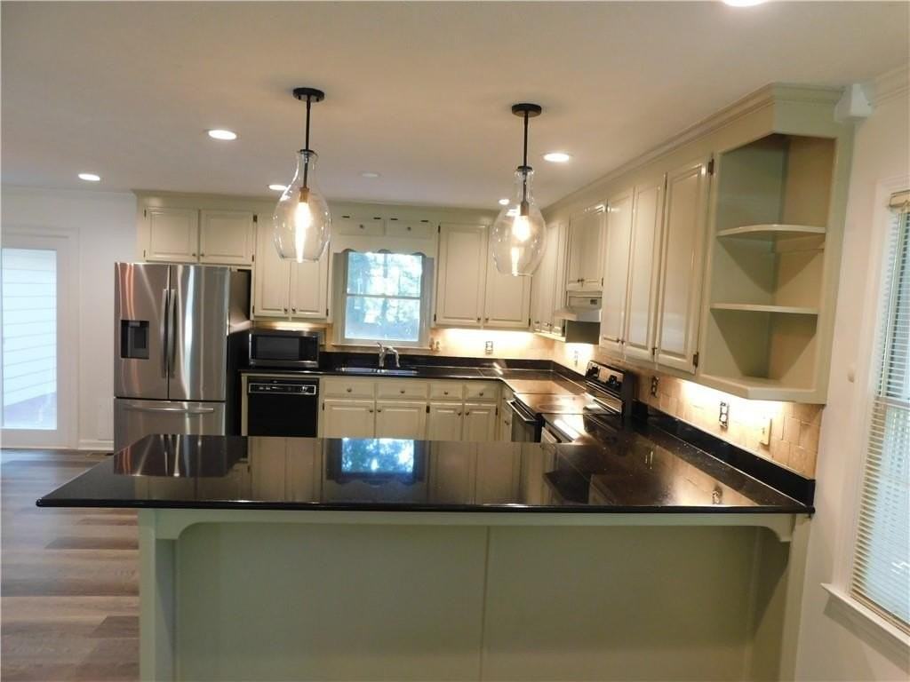 2460 Hinton Rd - Photo 4 of 18