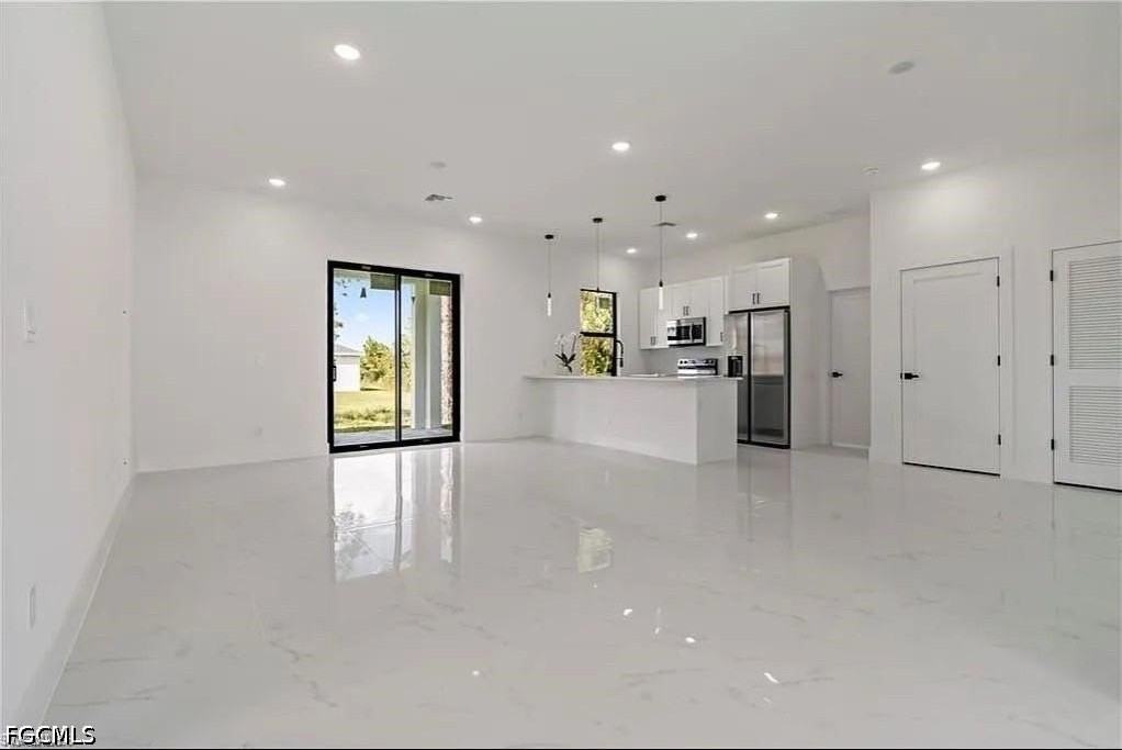 467 Paddock St - Photo 5 of 8