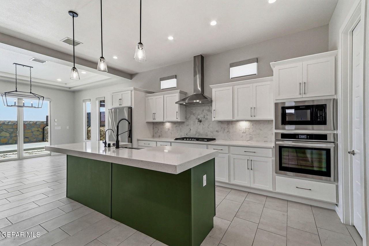 329 Hector Porras Dr - Photo 2 of 33