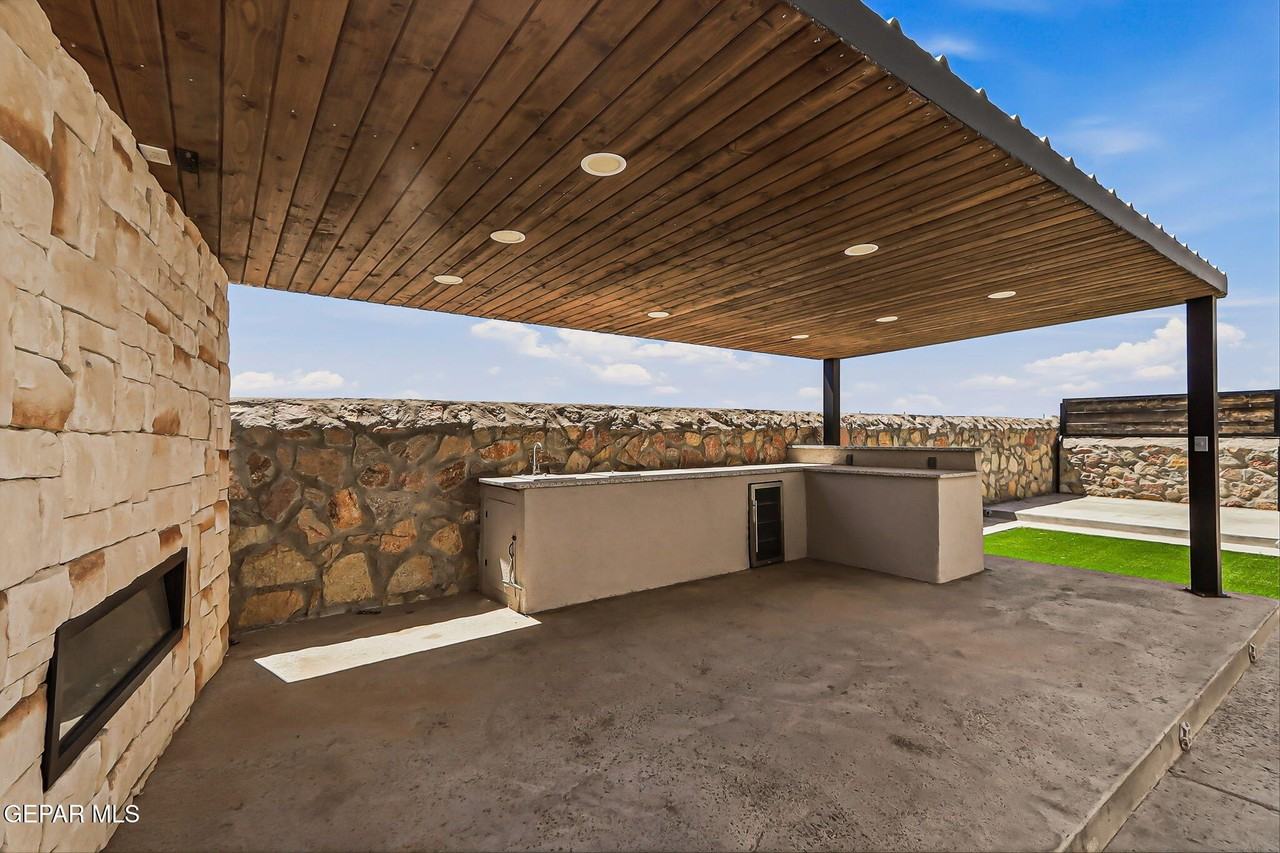 329 Hector Porras Dr - Photo 3 of 33