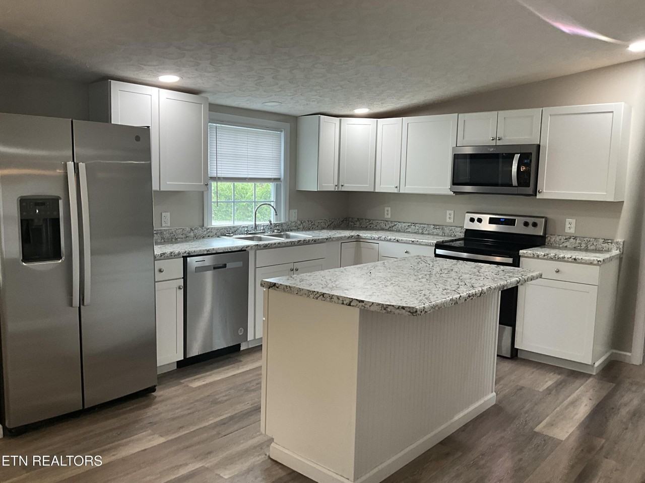 8047 Coppock Rd - Photo 4 of 18