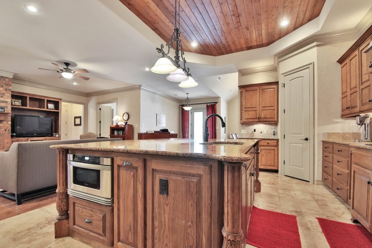 9201 York Pl - Photo 3 of 33