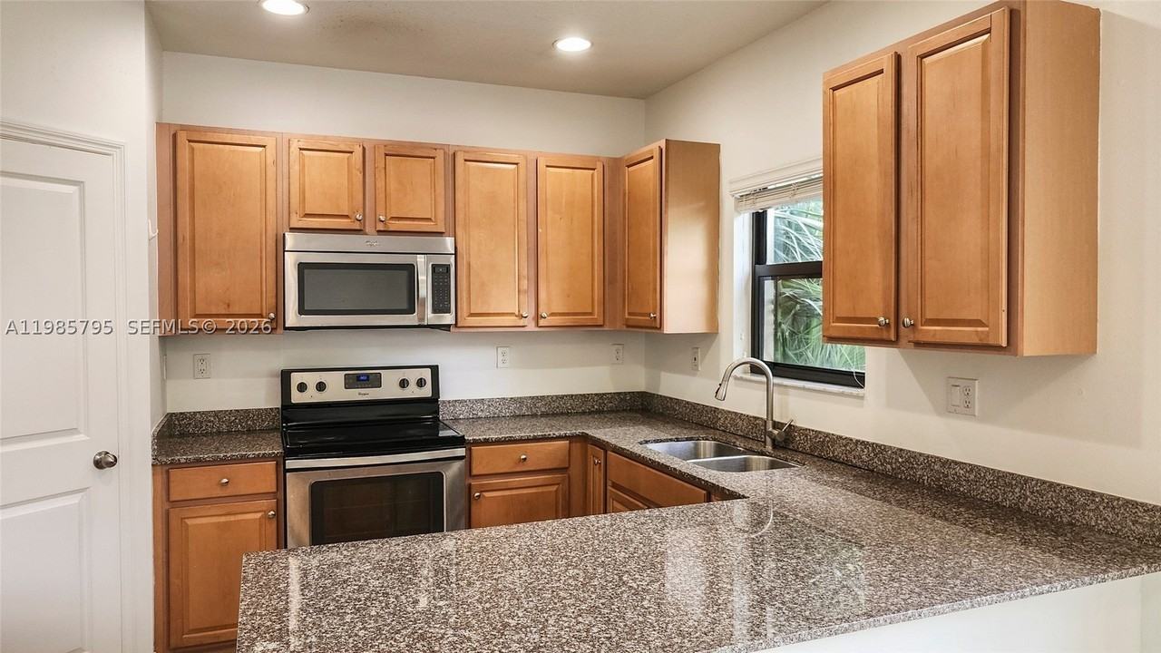 470 Ne 194th Ter #470 - Photo 6 of 27