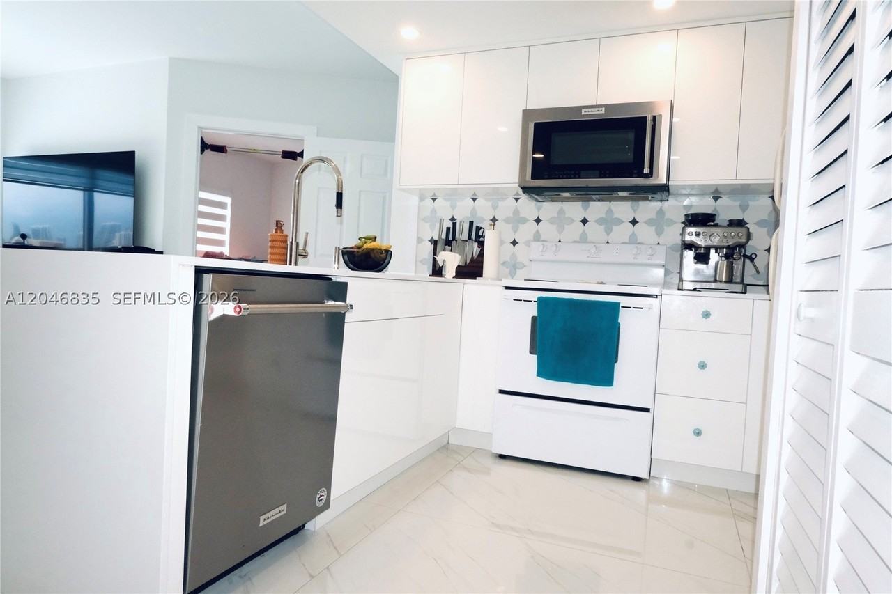 3410 Coral Way #PH05 - Photo 5 of 28