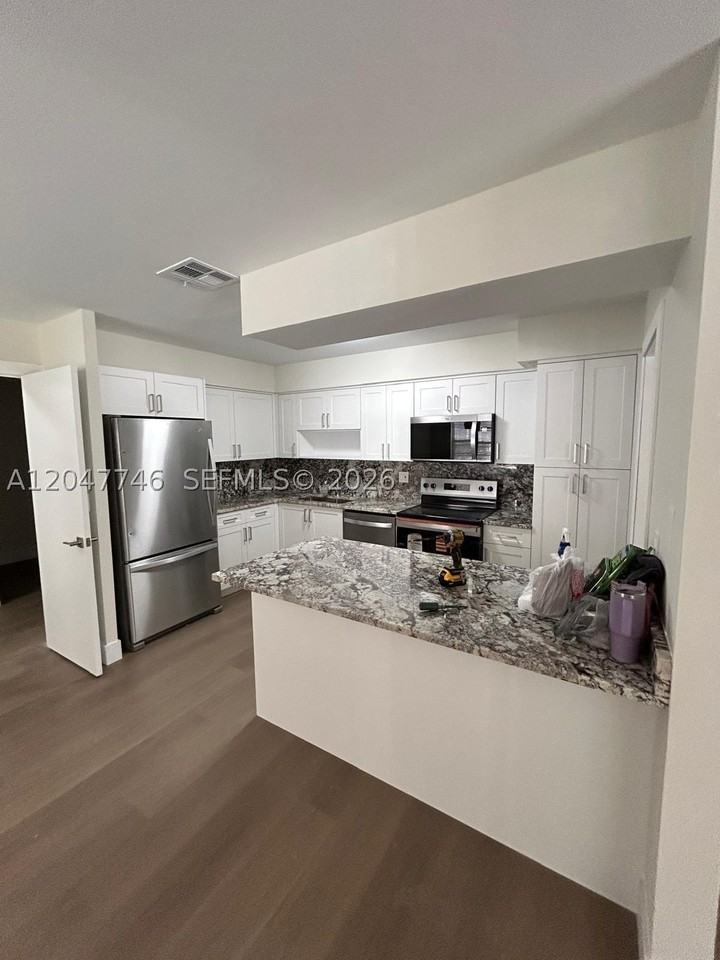 114 S Lakeside Dr #114 - Photo 7 of 18