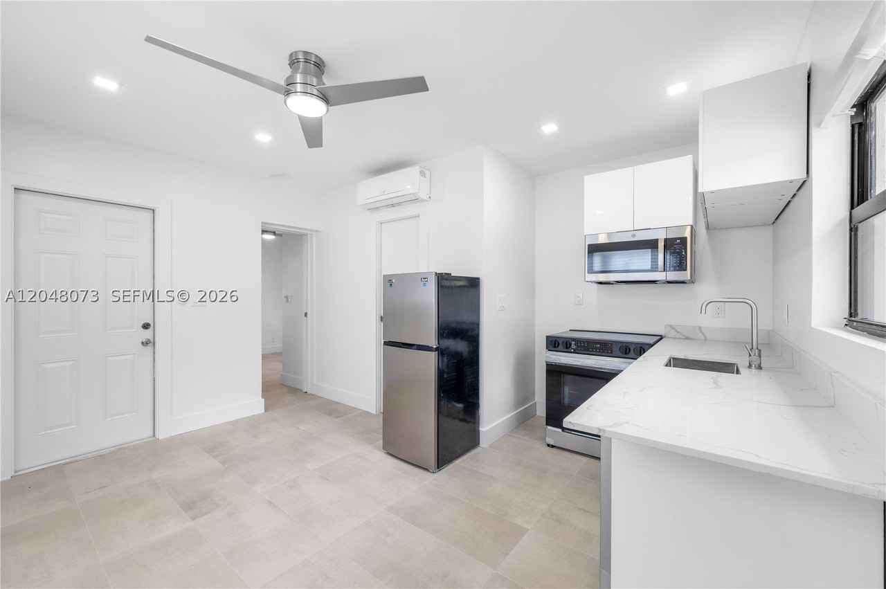 551 Ne 26th St #1 - Photo 4 of 5