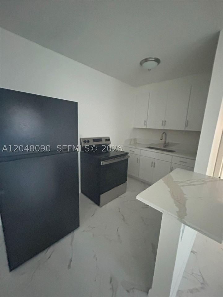 1119 Ne 15th St #4 - Photo 3 of 13
