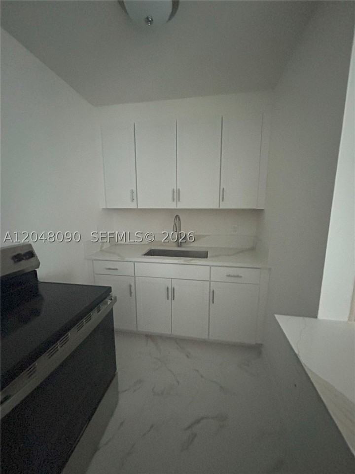 1119 Ne 15th St #4 - Photo 4 of 13