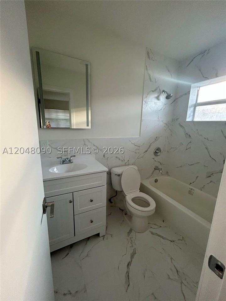 1119 Ne 15th St #4 - Photo 5 of 13