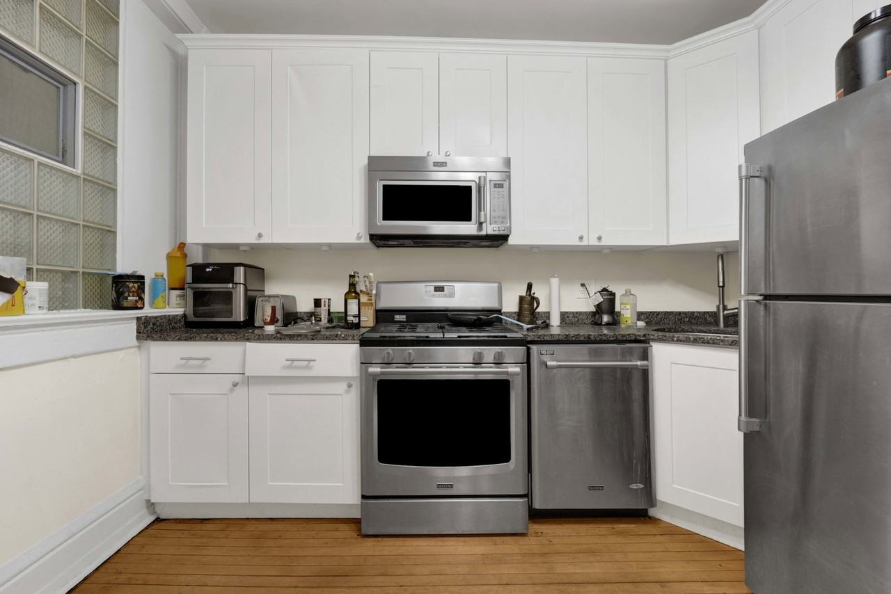 2522 N Burling St #2 - Photo 3 of 8