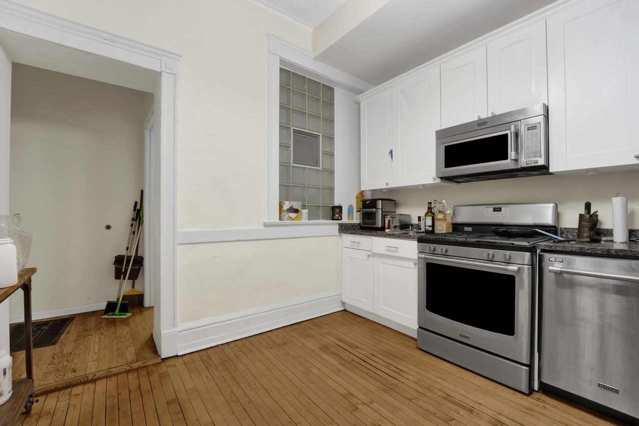 2522 N Burling St #2 - Photo 4 of 8