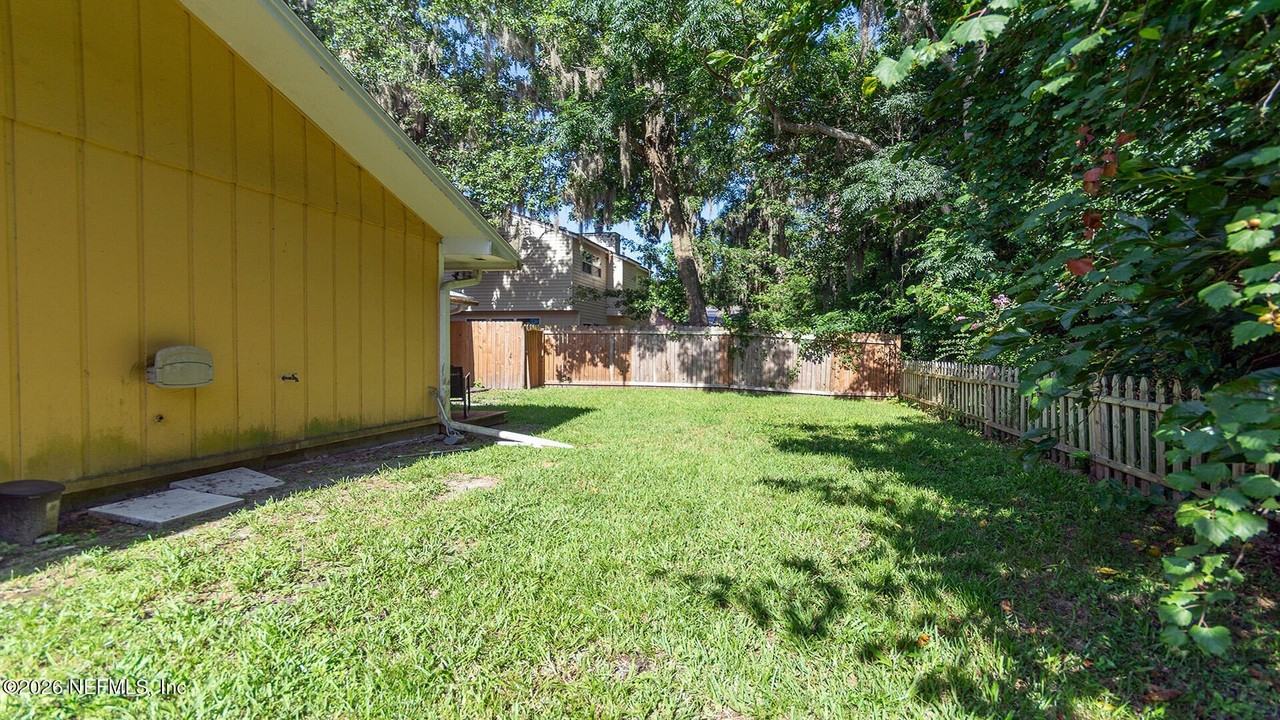 13009 Bent Pine Ct E - Photo 2 of 33