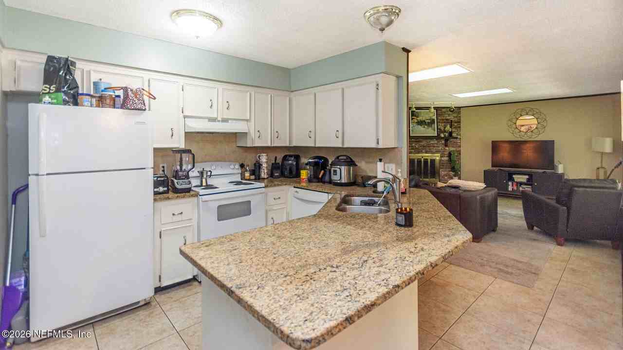 13009 Bent Pine Ct E - Photo 4 of 33