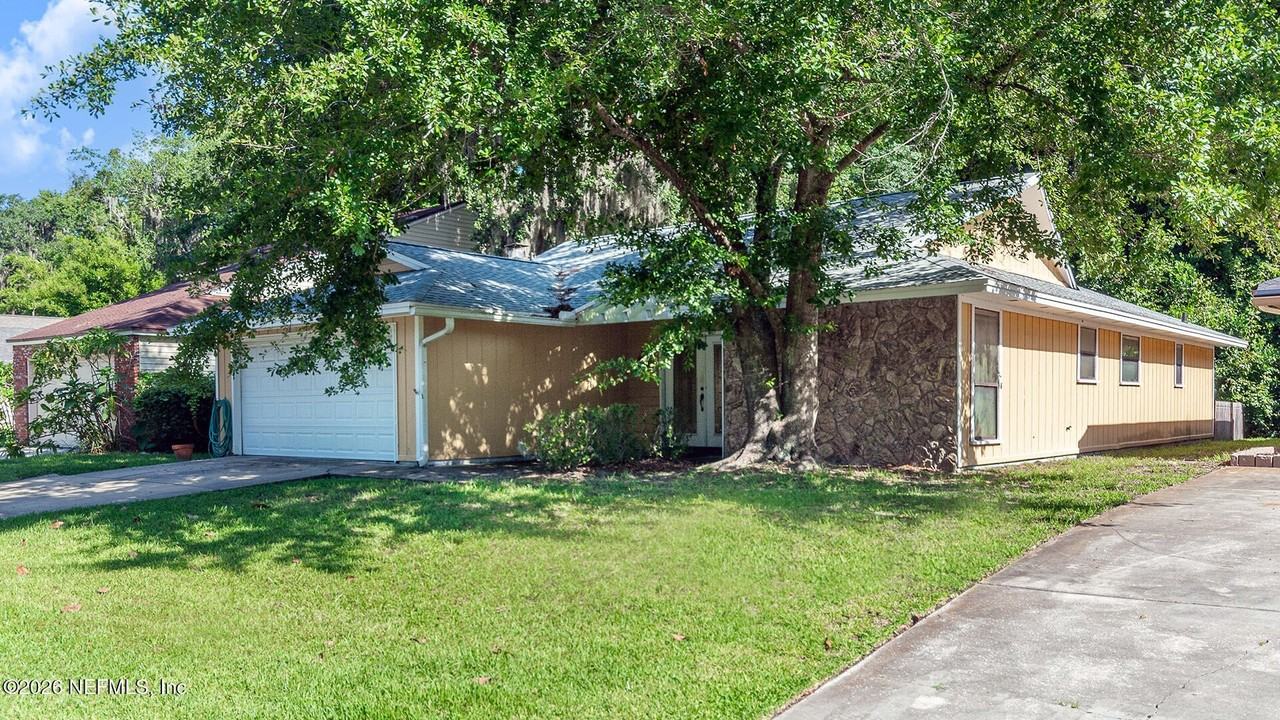 13009 Bent Pine Ct E - Photo 7 of 33