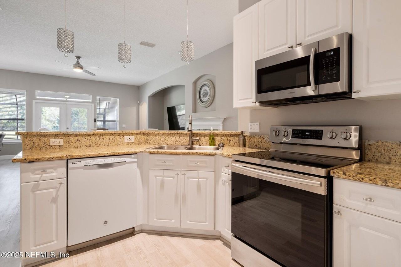 1816 Creekwood Ln - Photo 6 of 50
