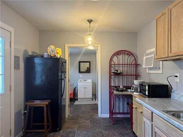 521 Victory Dr - Photo 2 of 7