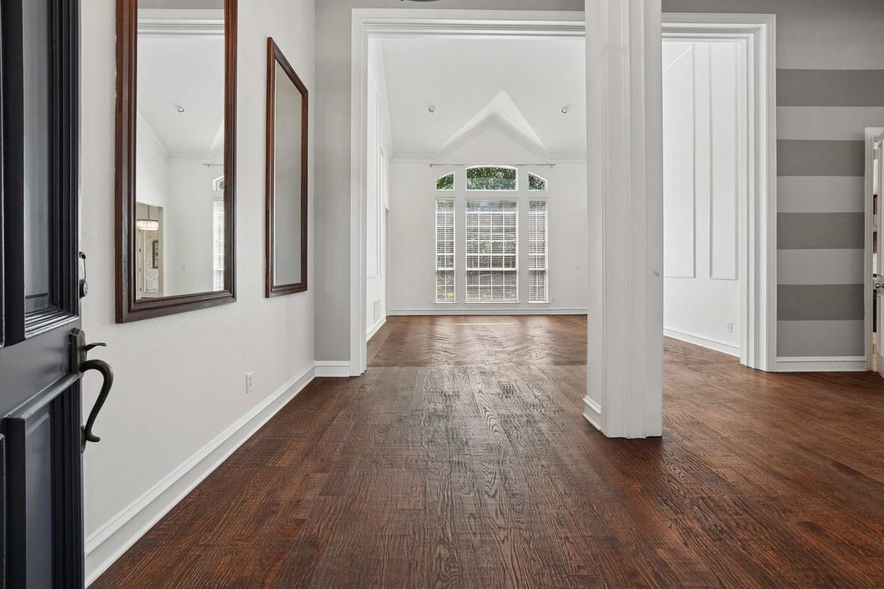 1125 Longford Cir - Photo 3 of 40