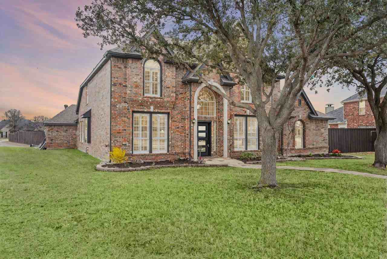 684 Hollow Cir - Photo 2 of 29