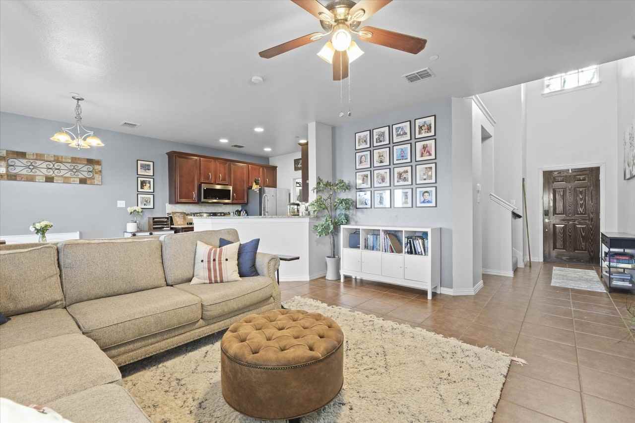 3626 Boxwood Dr - Photo 3 of 26