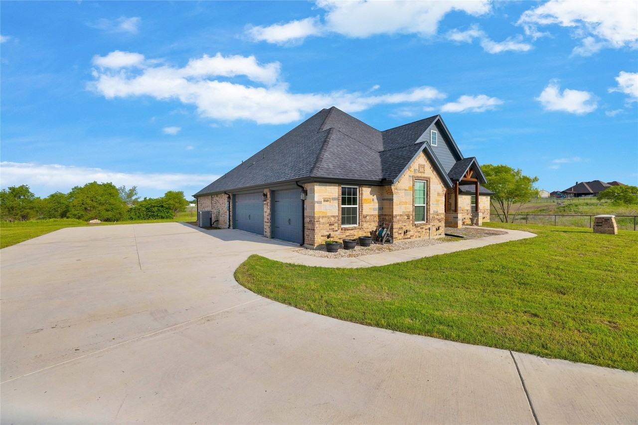 1040 Cloudy Ct - Photo 2 of 33