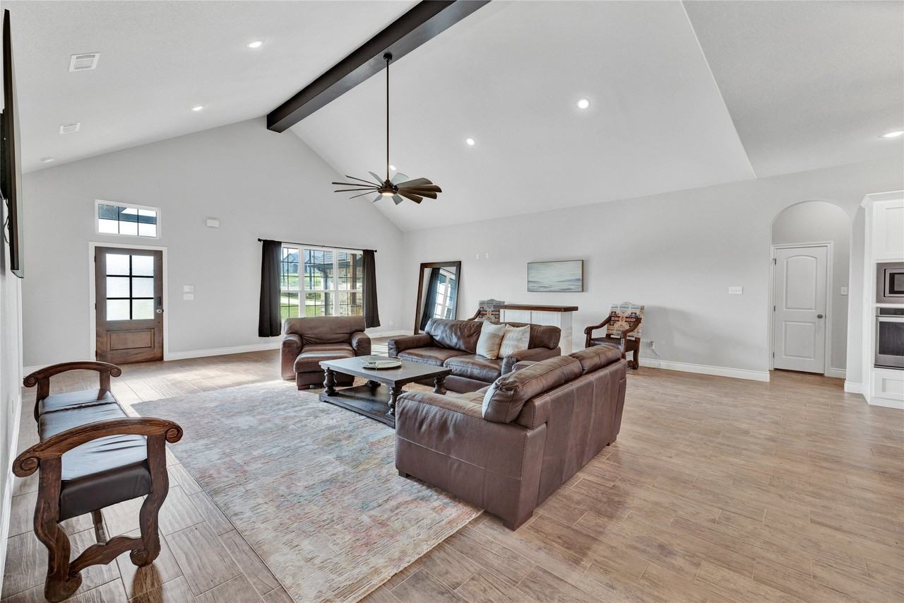 1040 Cloudy Ct - Photo 3 of 33