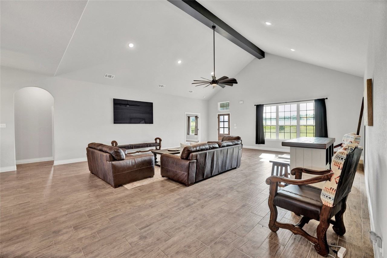 1040 Cloudy Ct - Photo 4 of 33