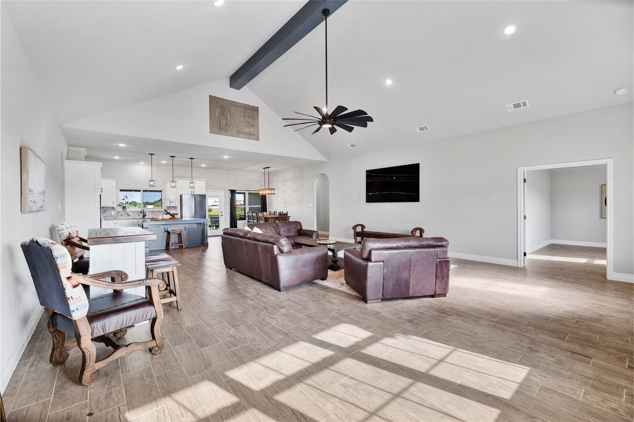 1040 Cloudy Ct - Photo 5 of 33