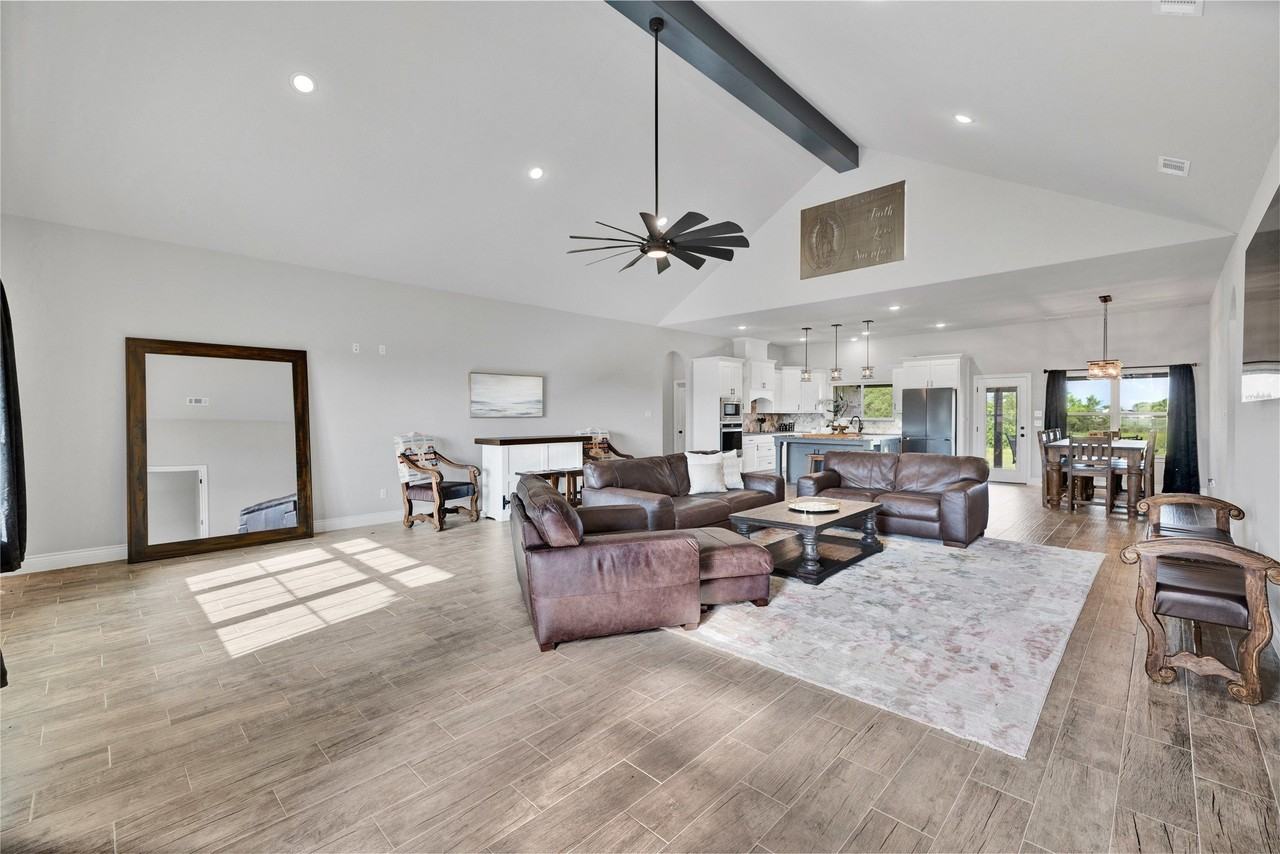 1040 Cloudy Ct - Photo 6 of 33
